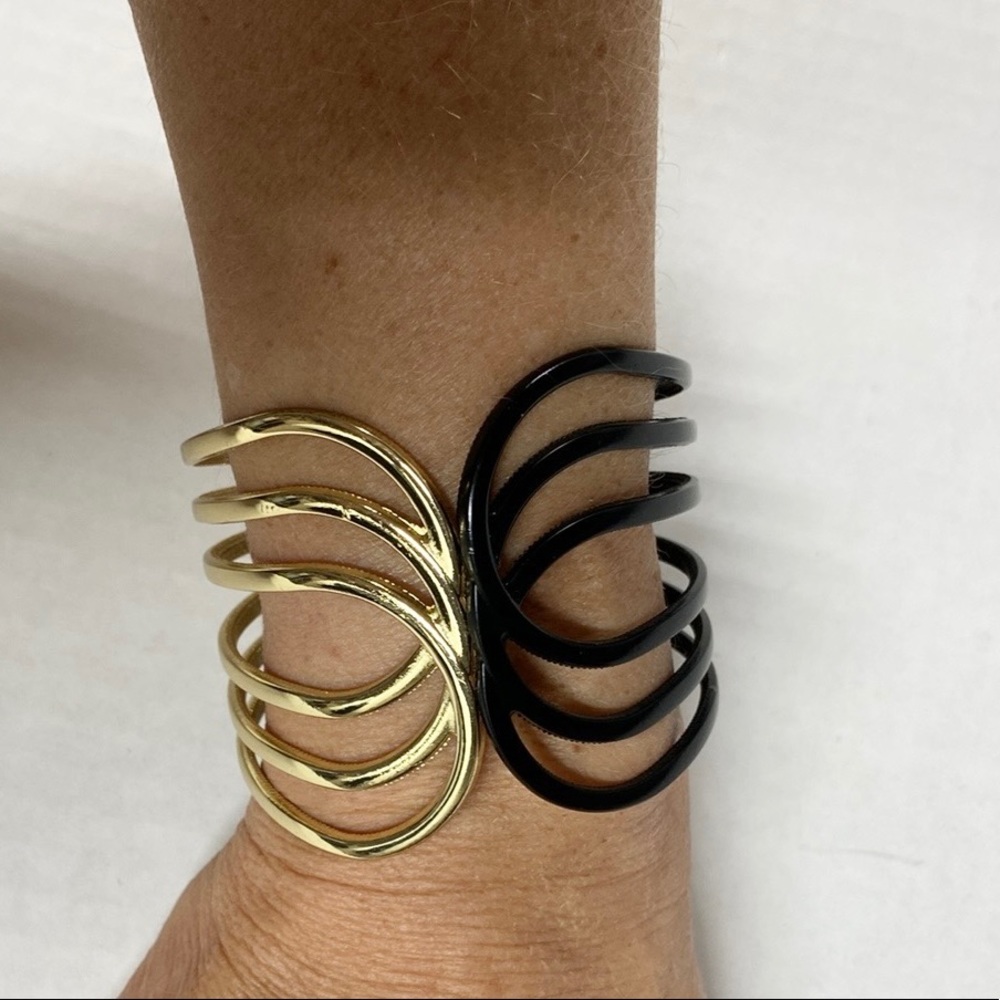 NWOT Bracelet Looped Hinged Bracelet Black & Gold-Tone